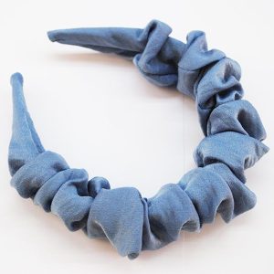 Diadema azul fruncida